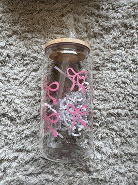 Plastic bow tumbler
